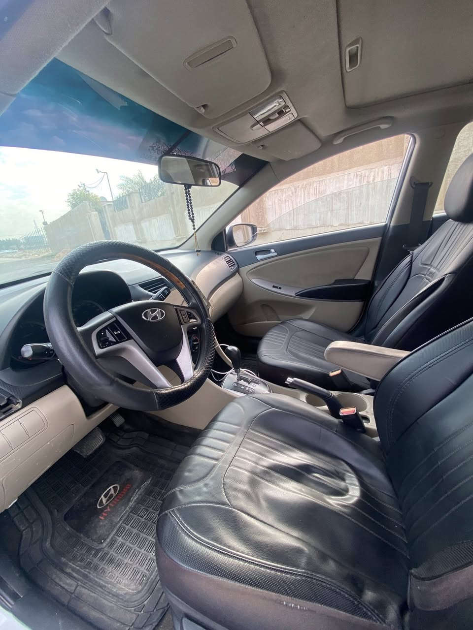 سلام عليكم 
اكسنت 2016 خليجيه 
محرك 1600 مكفول ماشية 120 كيلو 
رقم بغداد بأسمي تحويل مباشر 
سونار موجود بالصور 
بدون نواقص 
جاهزة للاخير 
فتحة سلايت شاشة كبيرة 
كامرة الداخل مغلف جلد 
مكاني بغداد العامرية السعر118وبي مجال بسيط
 حجي اسامه ***********
