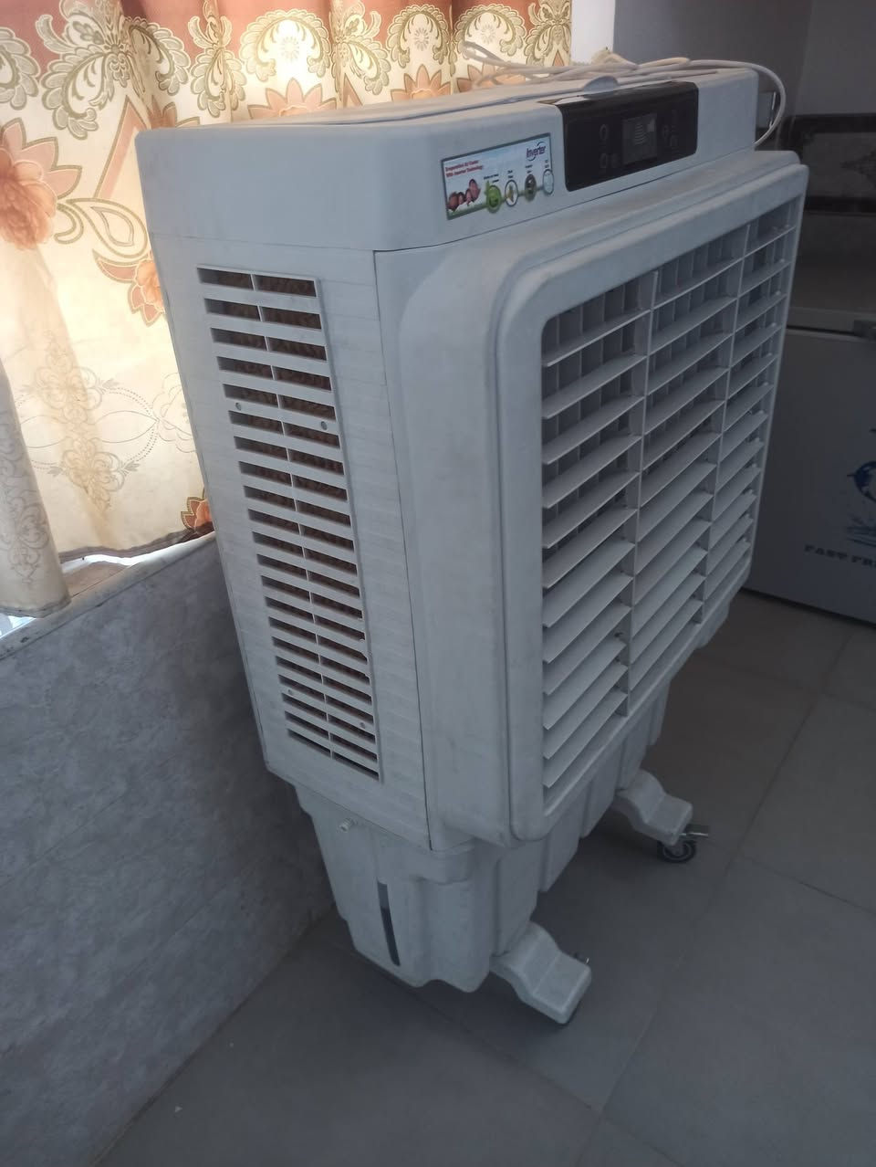 السلام عليكم مبردة كونفيرا حجم كبير جديده استخدام ساعه واحده ماخذها 250الف بيها مجال بصيط  ***********
