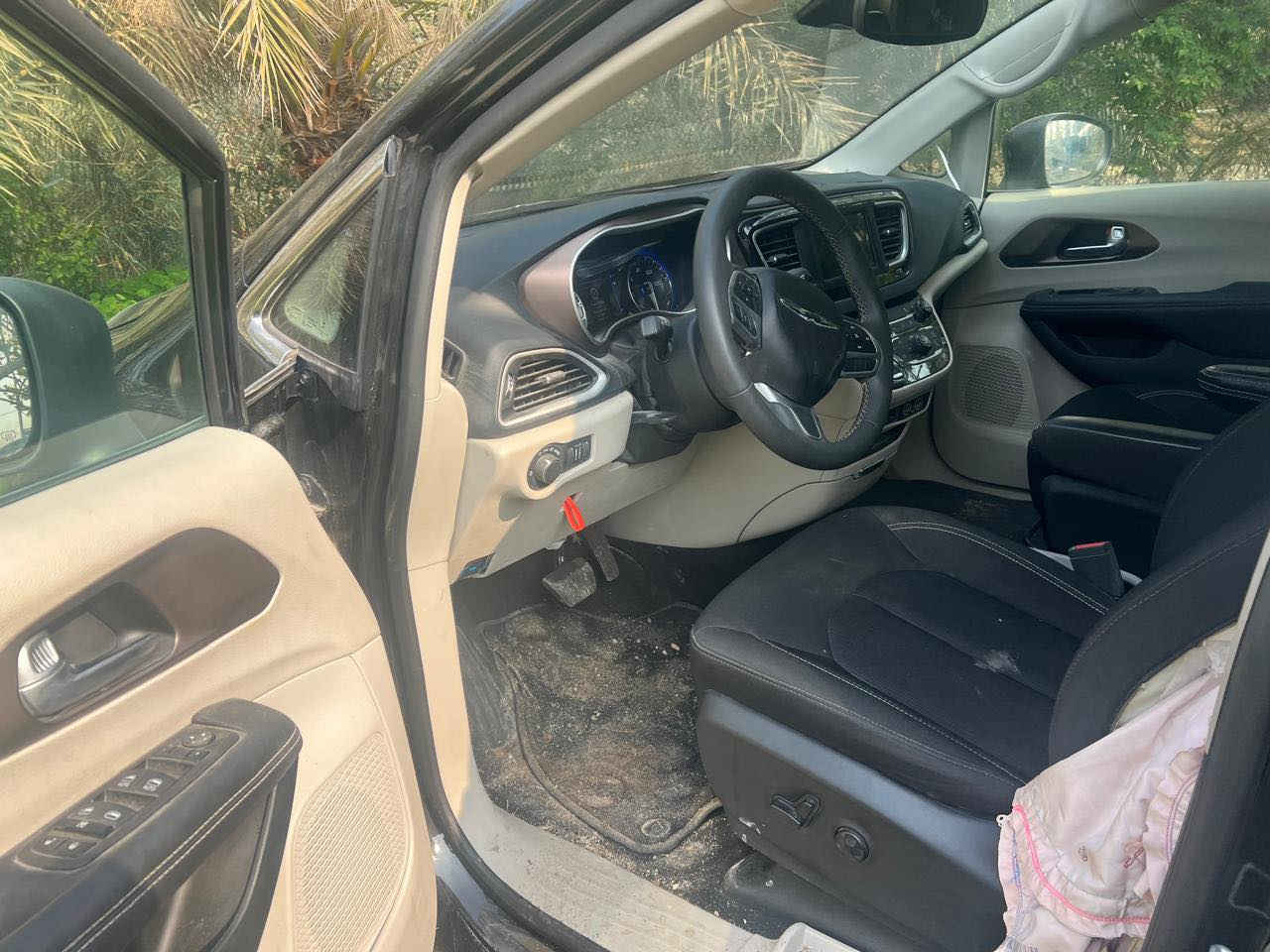 كرايزلر فويجر LX 2023
السيارة بدون رقم تترقم جميع المحافظات عدا الاقليم
السيارة بحالة جيدة جداً 
مناسبة للعائلة والاستخدام اليومي.
المواصفات:
 • محرك 6 سلندر
 • ناقل حركة أوتوماتيك
 • شاشة وسطية + نظام ترفيه
 • أنظمة أمان (ABS – Airbags – Traction Control)
 • مساحة داخلية واسعة + مقاعد مريحة
 • صرفية وقود جيدة مقارنة بالحجم
الحالة:
 • ✅ السيارة تعمل وتسير بشكل طبيعي
 • ✅ تم التعرض إلى حادث سابق وتم تصليحه بالكامل
 • لا يوجد أي مشاكل ميكانيكية حالياً
 • جاهزة للفحص والاختبار
رقم الشاصي
2C4RC1CG2PR615789
📍 الموقع: البصرة قضاء المدينة
💰 السعر: 168 ورقة
للاستفسار أو المعاينة يرجى التواصل على الرقم
0770 733 5334
