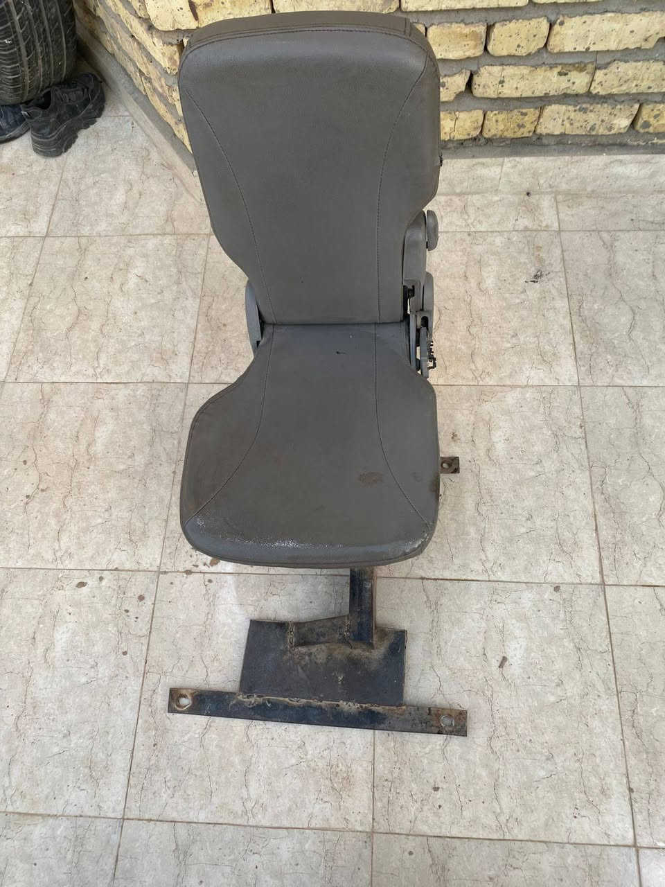 كرسي وسط سعره ٧٥.قفل مع بك لايت مال ١٥ ثابت  ب ٦٠.  ***********
