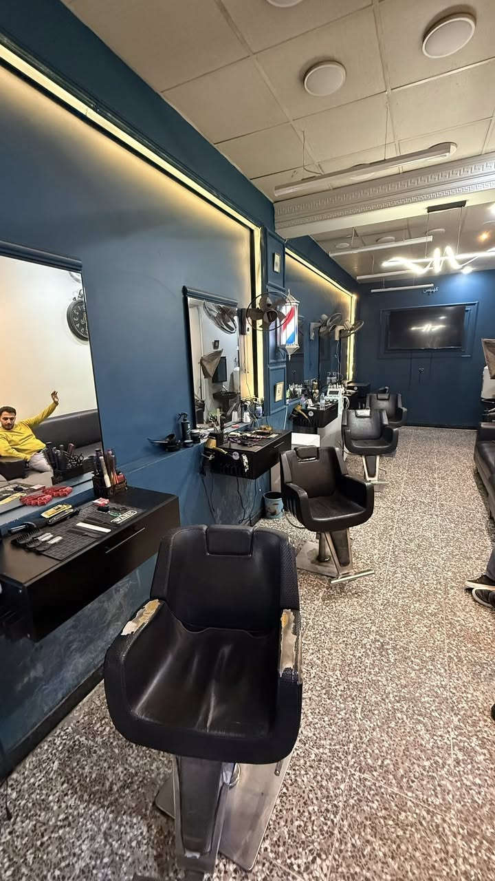 بيع كراسي كامله مع الميز والمرايات بسعر مناسب  التفاصيل ***********
