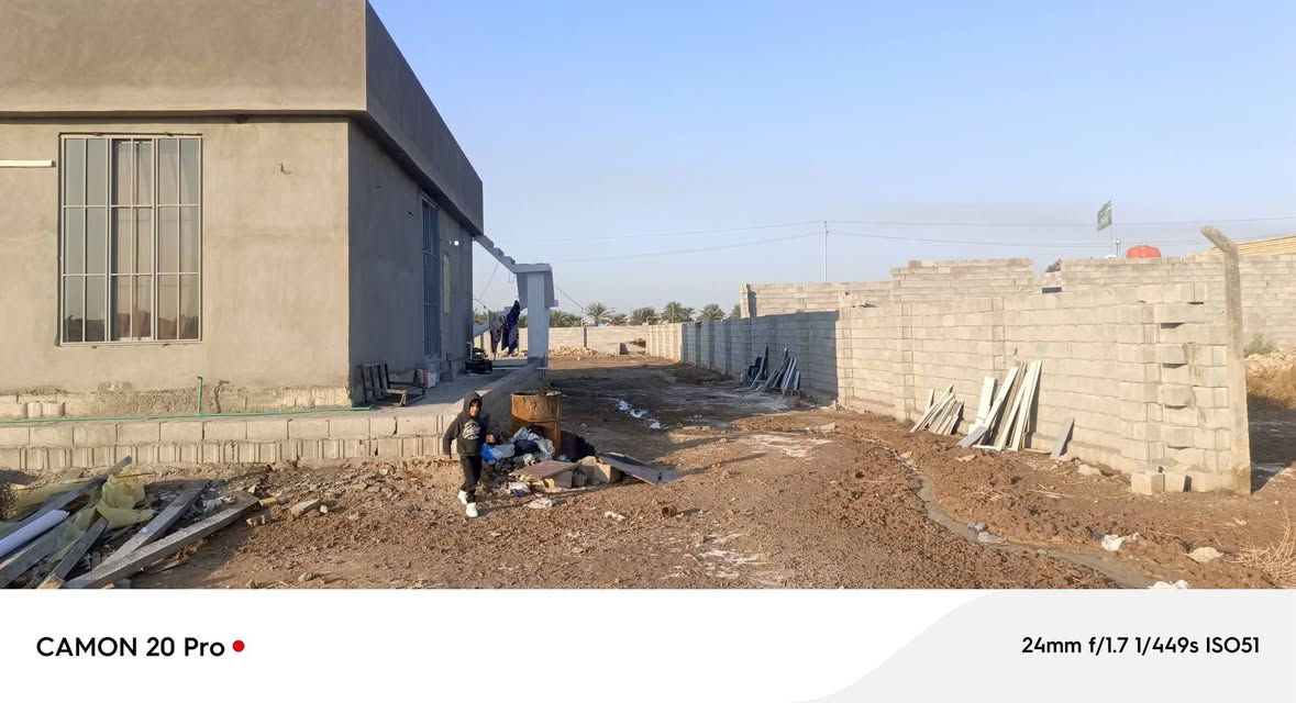 بسم الله الرحمن الرحيم
دار للبيع في الخماس مقابيل المدارس 
مع قطعه ارض دونم ونصف 3750متر عقد 25 مسيجه 
تفاصيل.استقبال ثلاث غرف نوم صاله مطبخ حار بارد حمام داخلي ارضيه بورسلين واجه 30نزال125
للستفسار .***********
