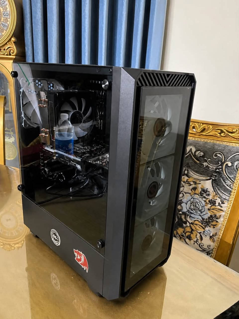 سلام  عليكم شباب، عندي حاسبة قيمنق (PC) متكاملة وجديدة  مستخدمة يوم واحد فقط للفحص والتجربة وبحكم الزيرو. الحاسبة مجهزة لتشغيل الألعاب الحديثة بأداء ممتاز وسلس جداً.
المواصفات الكاملة:
 المعالج (CPU): Intel Xeon E5-2667 v4 (معالج قوي جداً للألعاب والمهام الثقيلة)
 كرت الشاشة (GPU): GTX 1650 SUPER
 الذاكرة (RAM): 16GB
 التخزين (Storage): SSD 128GB (للنظام والسرعة) + HDD 500GB (للألعاب والملفات)
 الباور سبلاي (Power Supply): 650W (كافي جداً وممتاز للتطوير المستقبلي)
المميزات والنظافة:
 الاستخدام: يوم واحد فقط (جديدة بكارتونها وبالنايلون مالتها).
 الحاسبة ممتازة جداً وتشغل الألعاب الحديثة وألعاب الـ مثل كول اوف ديوتي وبتلفيلد وغيرها) بأداء عالي وسلس وبدون أي تقطيع.
 القطع كلها جديدة وما بيها أي شخط، والتشغيل والفحص كدامك قبل لا تشتري وتتوكل.
💰 السعر: 670 ألف دينار عراقي.
🔄 أو للمراوس: مع جهاز بلايستيشن 5 (PS5) يكون نظيف وملحقاته كاملة.
📍 المكان: الناصرية
📞التواصل واتساب ***********
