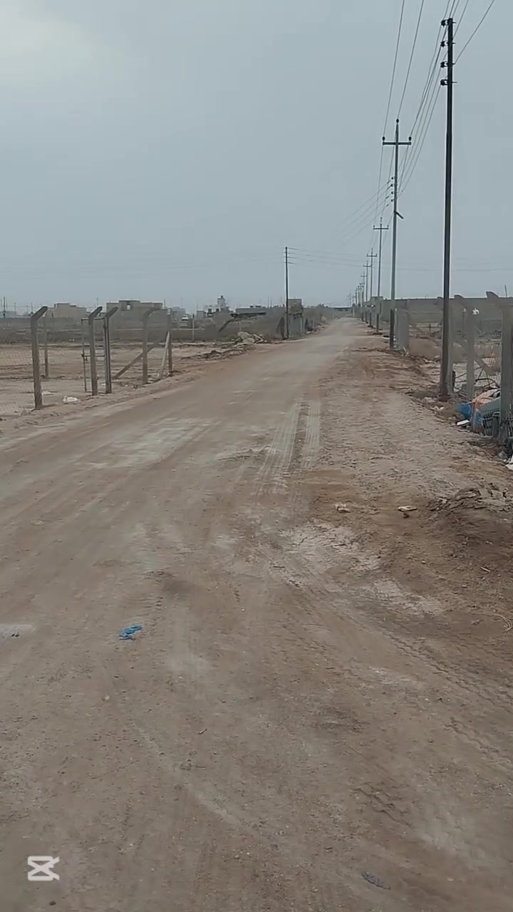 ارض 2000متر يتوصطها بيت مساحة 260متر للبيع في حي الجوادين مقابل السكان الصناعي الشراي يتصل ***********
