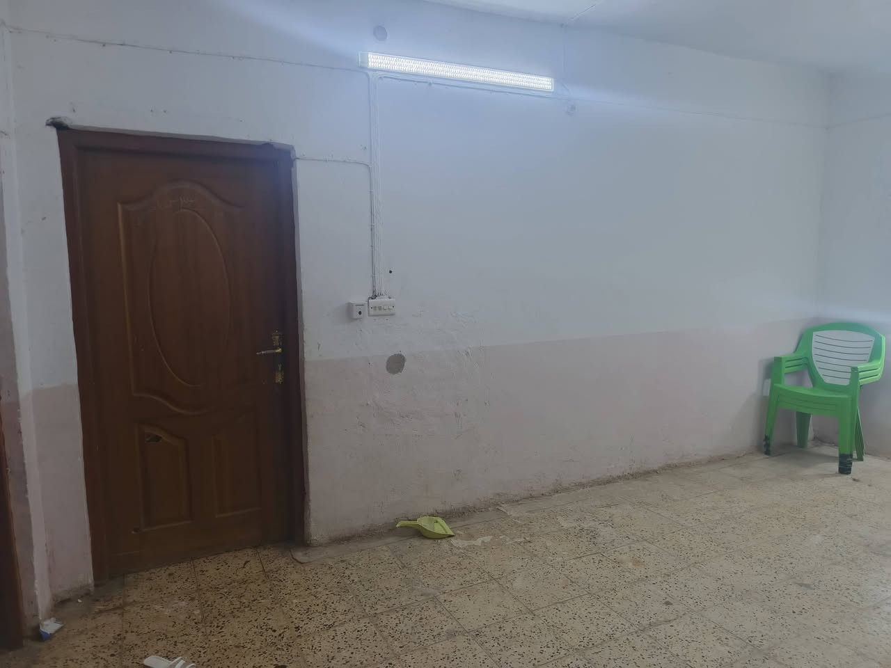 السلام عليكم؟ بيت البيع دوانيه 10امتار يتكون غرفتين جوا صاله مطبخ غرفتين فوك صاله فوك جبيرة  طولها 7امتار العرض 6 البيت قاطين الترميم جديد العنوان العماره القادسية قرب السوك ؟؟ الرقم ***********
