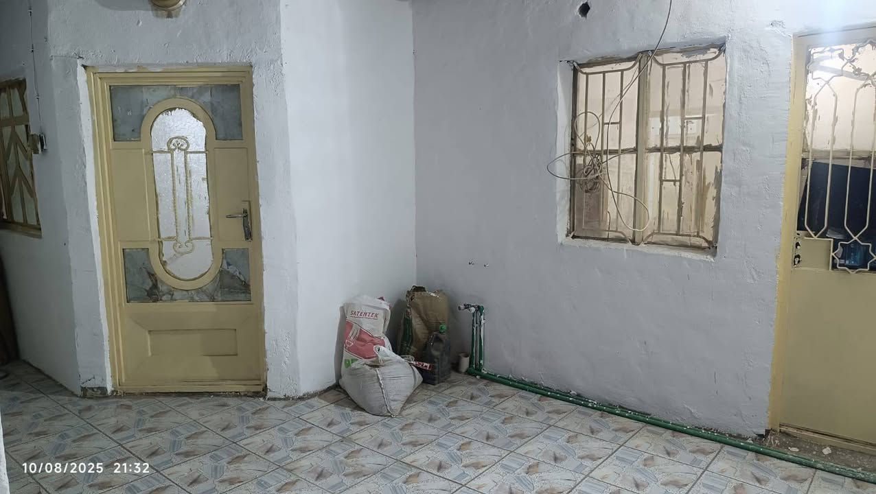 بيتين مجاورين للإيجار 🔹
يتكون كل بيت من:
▪️ غرفة كبيرة مساحة 7 أمتار
▪️ غرفة ثانية 4×5
▪️ مطبخ
▪️ استقبال
▪️ صالة
▪️ طرمة
▪️ تخاريج كاملة
📐 مساحة كل بيت: 150 متر
💰 الإيجار الشهري: 425 (قفل مع الكهرباء) للبيت الواحد 
📍 الموقع: حي العدالة – شارع الصب، على الشارع العام
للاستفسار يرجى التواصل ***********
