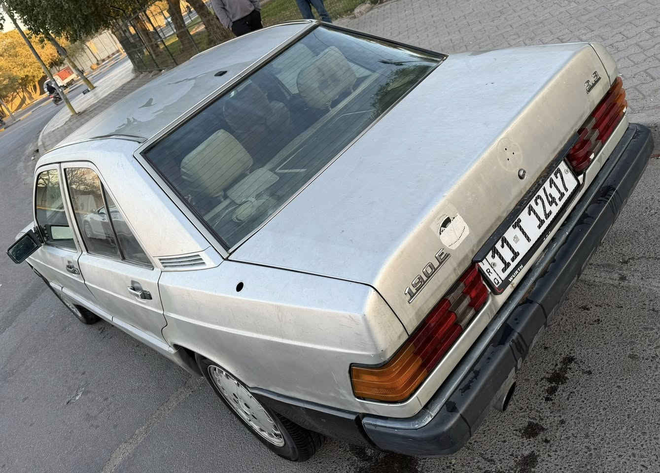 السلام عليكم للبيع فقط بدون مراوس بدون قسط نقد فقط
مارسدس 190 طيارين موديل 92 بلاديه بدون خياس وضربه بلاديه فقط جارده محرك ( كاز 5 سلندر تيربو ) كير اوتماتيك سياره من كل نواحي جاهزه حداديته كهربائيات داخل مخمل نظيف بلادي تخم تاير باتري جدد 
جام كهرباء سلايد قفل كير الخ ..

رقمه بغداد انكليزي تحويل مباشر 
والسعر 48 ورقه وبيه مجال بسبط  *********** مكانه بغداد العطيفيه
