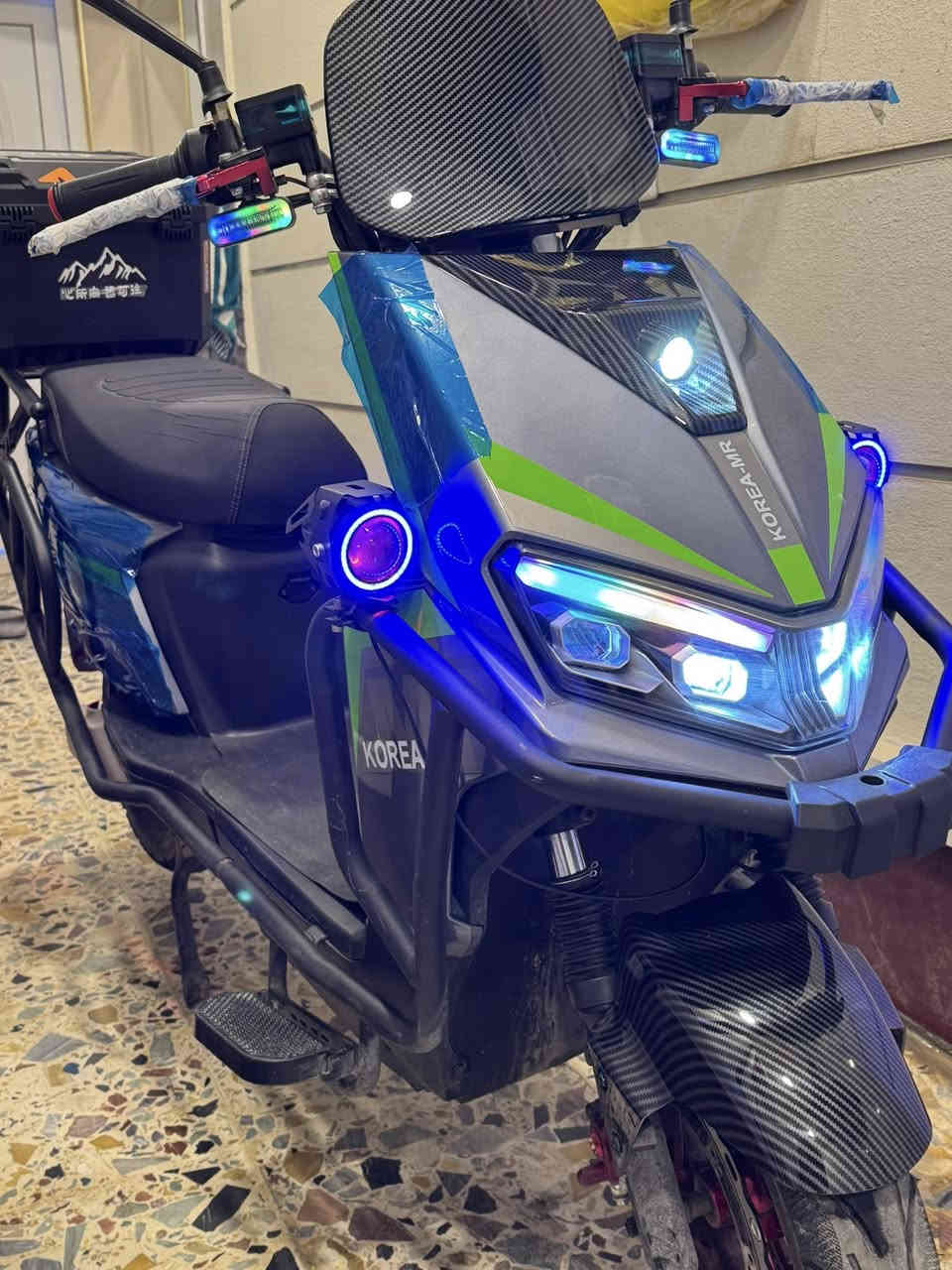 السلام عليكم ماطور شحن للبيع موديل 26 بعده جديد نضيف حيل مستعمل شهر فقط كامل مكمل خوذه وياه بصمه وسويج وكارت دبل إشاره بي بلاتوث هورن نضام بك الماطور ٦ بطاريات كبار على فحص شرط لايت عالي ناصي متغير الألون  مدرع بل كامل صندوق خلفي كبير سعره ٧٠٠ الف بي مجال 🔥 عنوان رمادي تأميم قادسيه الاولى اتصال على رقم ***********
