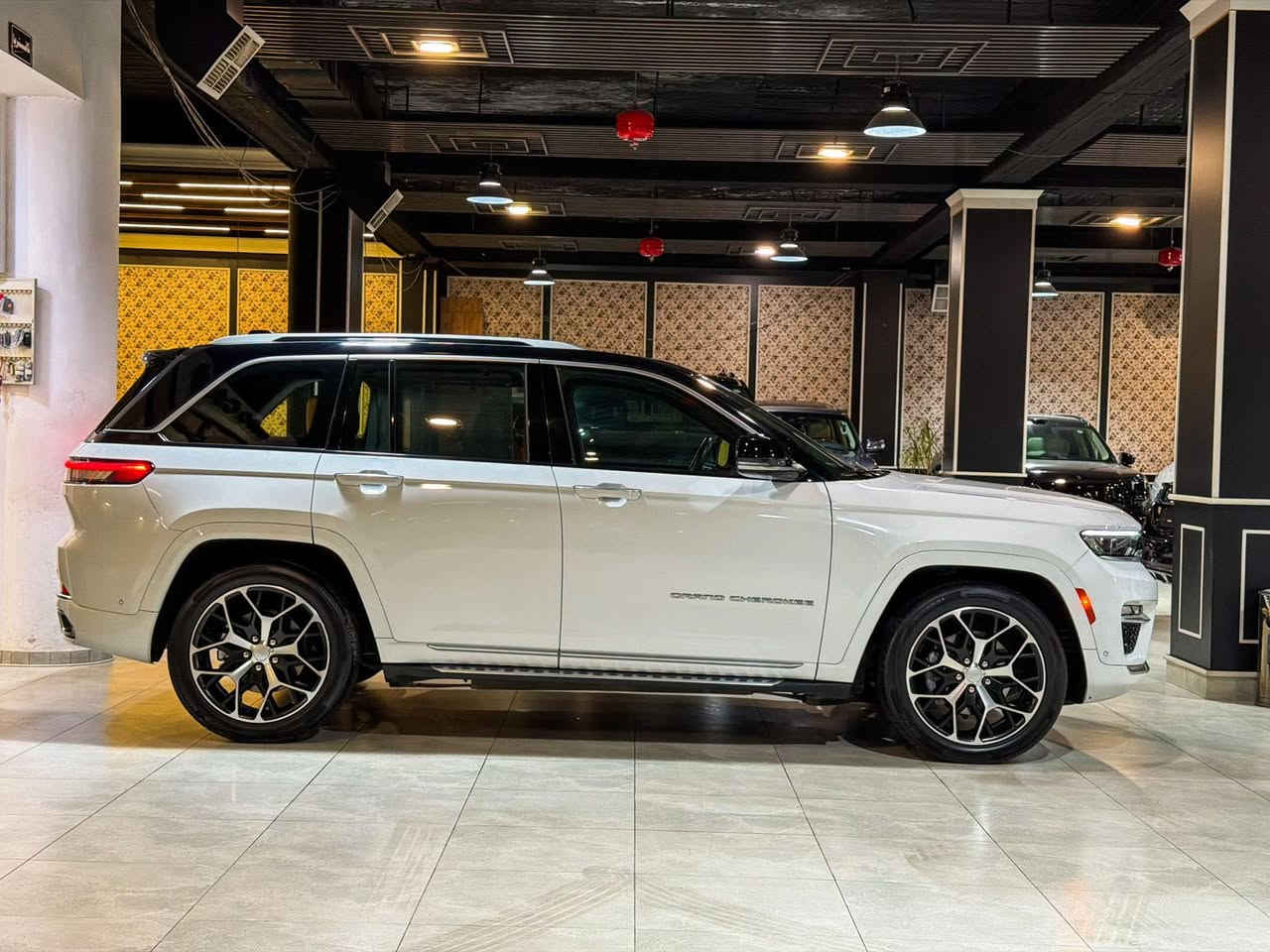 jeep grand cherokee summit reserve  2023 هارلم
جيب سومت ريزرف اعلى الموصفات موجودة بل وكالة 
وبسعر جدا حصري ومناسب اتصل وتدلل 
***********
ماشية 73KM الف
موصفات خيالية شكو ابالك موجود بيها 
-مساج
-تدفئة 
-تبريد 
-بانورما 
-دادشو 
-ثلاث شاشات امامية 
-منظور ليلي رادارد قيادة شبة ذاتية فول يعني 
-خزن بل كشنات 
-ستائر خلفية 
-نظام تعليق هوائي 
-مراية كامرة 
-وضعيات قيادة 
-كيج ديجتال 
-سماعات بوز 
وبعد هواي موصفات الكل يعرف هذا فئة ما ينقصة اي شي من موصفات
