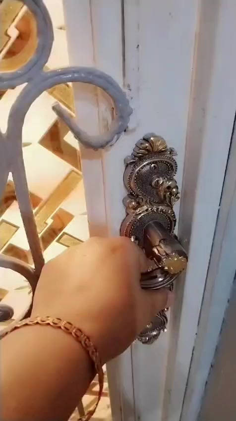 سلام عليكم يوجد الدينه بيت المساحه 120متر بيت جديد بمعنه الكلمه مكان البيت حي النداء قرب شارع مجماعت غرفه وحده وصاله ومكشوفه وحده وحمام داخلي وخارجي واستقبال ومطبخ وصاله فوك البيت طابق واحد سعر البيت خاص مناسب رقم ***********@@***********الستفسار
