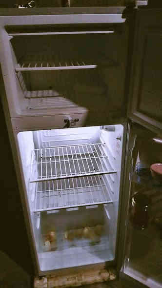 ثلاجه جديده لبيع
سعرها 300وبيها مجال قليل 
***********
