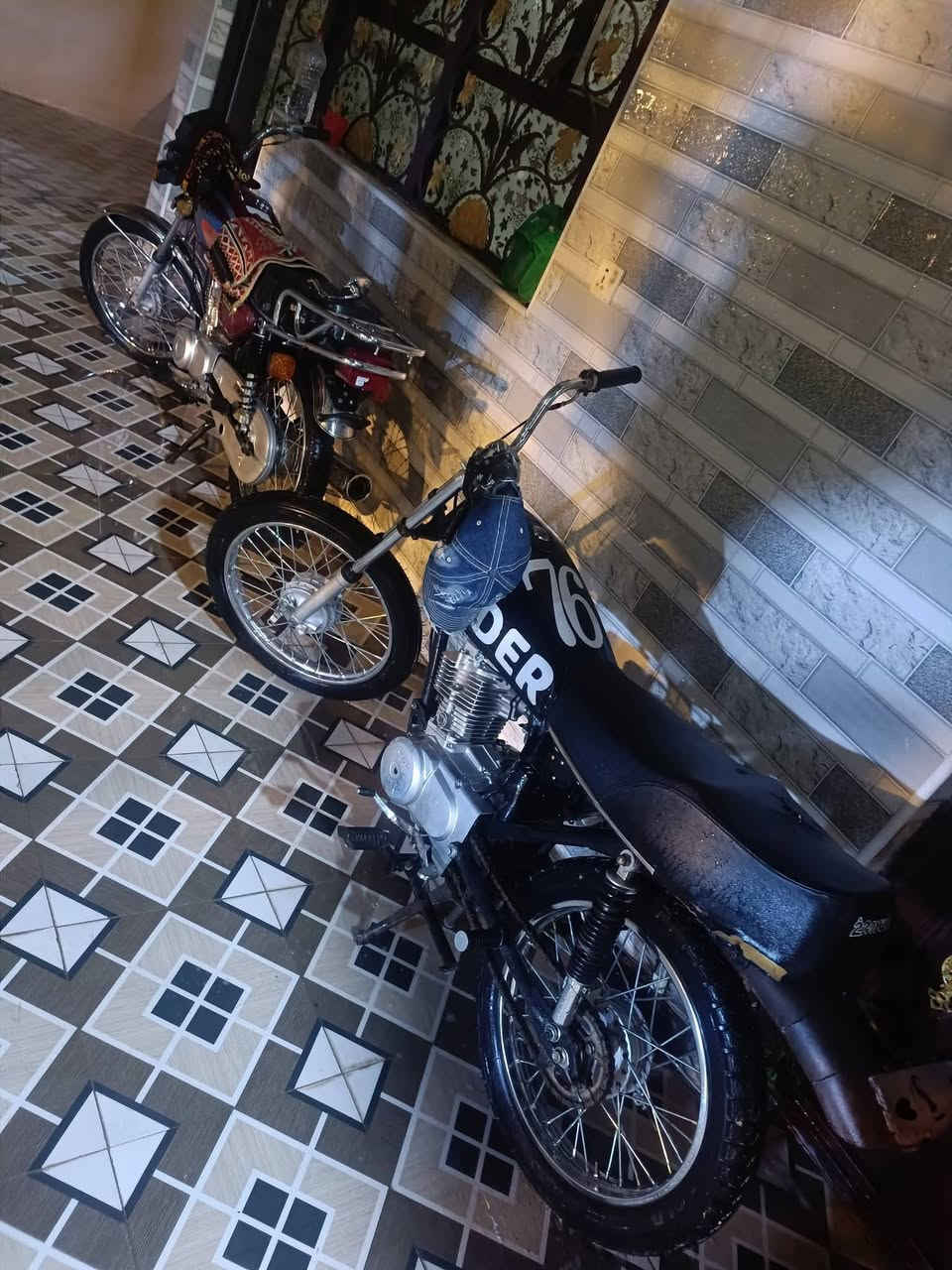 للبيعع ثنينهن الحمره انتنس مكينه مامتفيلسه بعده شهر من مشدوده ومرقمه دراجه خير من  وسنويه وزرنكي اوراق مكينه شلامجه 23الشراي يراسلني واتساب وفيس موجود ***********،
