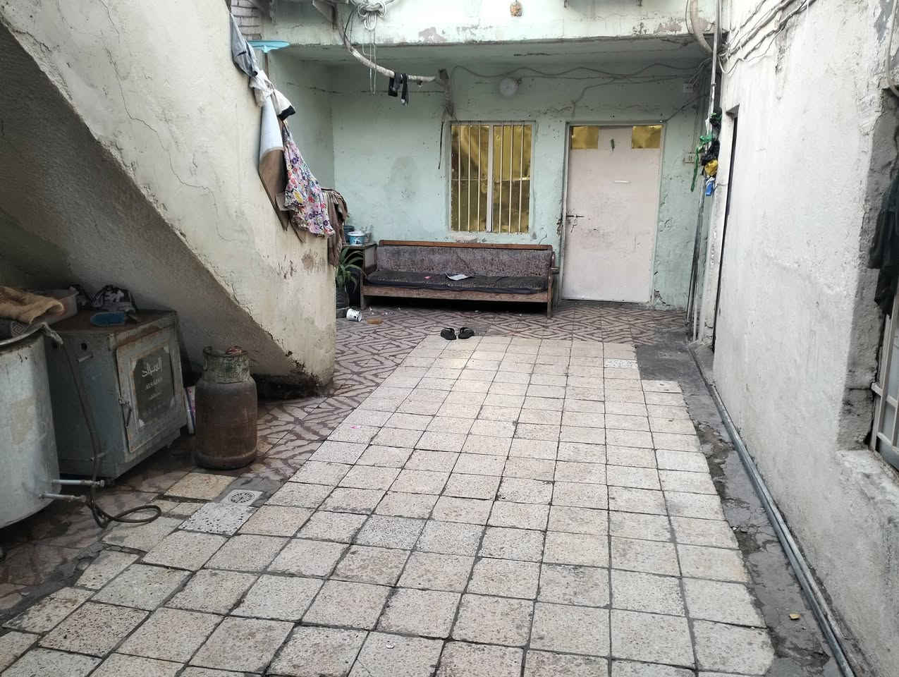 السلام عليكم ورحمة الله وبركاته
دار 144 متر للبيع
 بناء قديم يعتبر ( قطعة ارض ) في مدينة الصدر قطاع 28 
السعر 150 وبيه مجال
للاستفسار ***********
