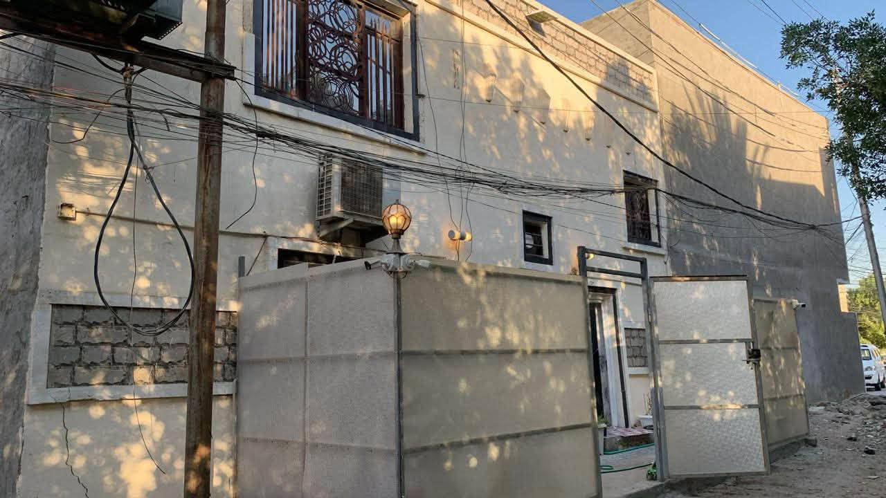 السلام عليكم
دار للبيع في منطقة حي الجهاد /الحمدانية
مساحة البيت ٧٥م
الواجهه ١٠م
النزال ٧.٥م
جنس العقار طابو صرف
طابقين الاول يحتوي على غرفه كبيره استقبال وغرفة نوم صغيرة 
مطبخ معزول في نهاية البيت 
منور كبير وحولي  وحمامين منفصلات
الطابقي الثاني يحتوي على غرفة نوم كبيره سويت 
ومخزن بالسطح
للاستفسار اكثر الاتصال ***********
