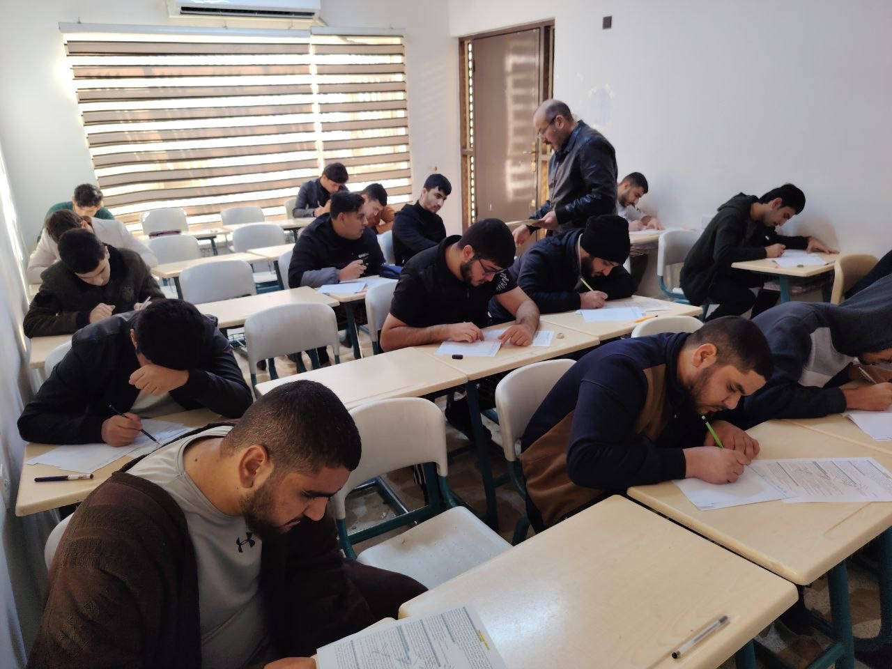 🔻استمرار اداء اختبارات نصف السنة في معهد الملتقى الثقافي .

🔻جانب من امتحان البنين لمادة اللغة الإنكليزية على يد الأستاذ المبدع (احمد سالم )

📍 الموقع:
الموصل – الجانب الأيمن – حي 17 تموز – سايدين الاقتصاديين 

📞 للاستفسار والتسجيل:
***********.
