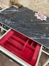 طاولة طعام • ٦ كراسي • يحتاج غسيل