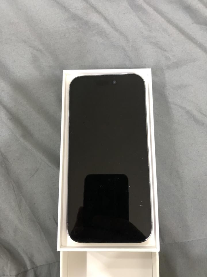 رمضان كريم 
ايفون 14 برو ذاكرة 256 
بطارية 77 
كامرة امامية وسماعه اذن واكفه 
التلفون نضيف وكلشي بيه حجيته وشحنه كلش زين 
رقمي *********** 
السعر 450
