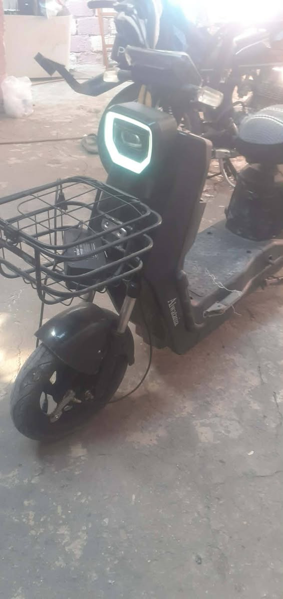 السلام عليكم ماطور شحن جاهز بس يعوزو باتري واحد سعر 250وبي مجال لل طيبين 
عنوان موصل ايمن وادي حجر 
رقم ***********
