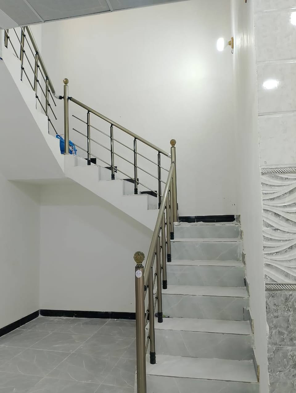 / دار سكن للبيع/ المساحه 130 متر نوع لعقار طابو زراعي بأسم عراقي/ وكاله ونسخه من طابو /بناء جديد درجه أولى / يحتوي على غرفتين وصاله ومطبخ واستقبال وصحيات داخليه وخارجيه / الموقع البصره ابولخصيب حمدان لبز قرب جامع فاطمة /كافت الخدمات متوفره / السعر (60 مليون وقابل للتفاوض) ***********
