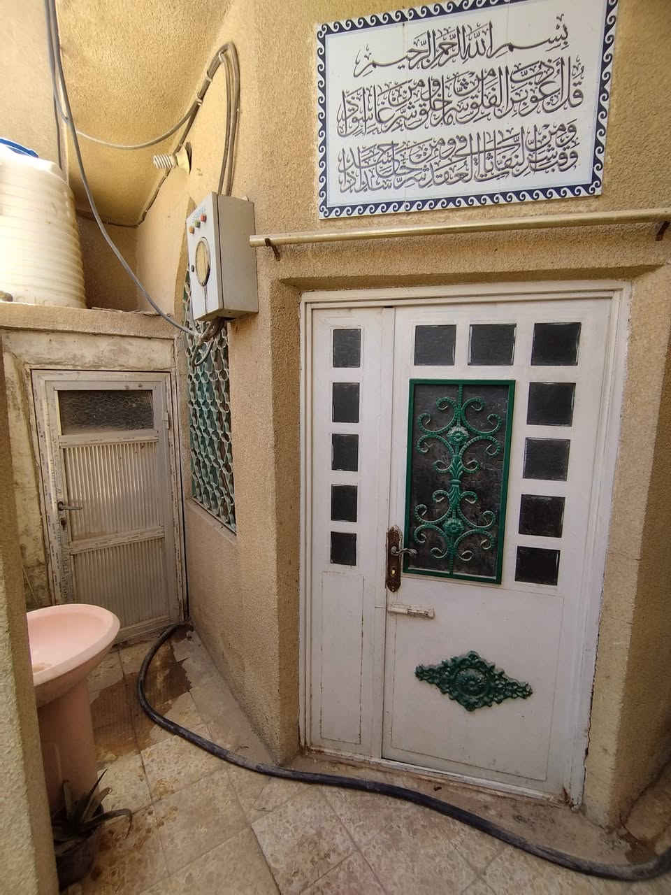 سلام عليكم
بيت للبيع في كربلاء المقدسة 
الحر / حي سومر قرب البوبيات
المساحة 100 متر 
الواجها 5 و النزال 20
يتكون من استقبال _ مطبخ _ صالة غرفة نوم + 2 حمام وتواليت _ منور _ خلفية
للاستفسار تواصل مع صاحب الدار
***********
