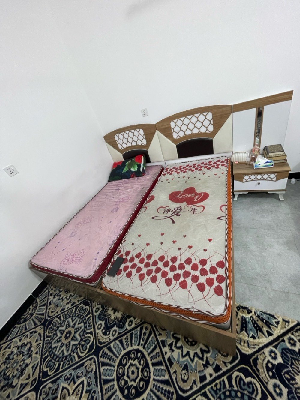 ثلاث غرف نوم تركية 
. الغرفة الاولى الزرقة الشبابية تحتوي ؏ سرير واحد وميز صغير وميز كبير وكنتور بابين
. الغرفة الثانية الوردي تحتوي ؏ سرير عدد ٢ وميز صغير وميز كبير وكنتور بابين
. الغرفة الثالثة تحتوي ؏ سرير عدد ٢ وميز صغير وميز كبير وكنتور بابين 
ابيعهن كلهم جره وحده ؏ مليون ثلاثتهم وبي مجال انزل من السعر للي جاد فعلًا يشتري