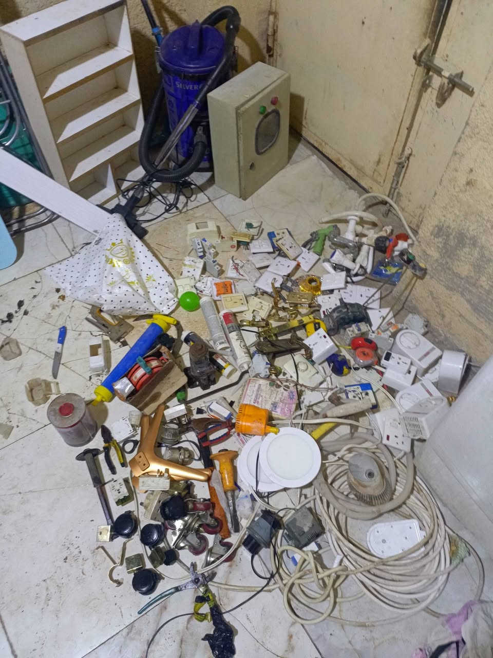 كهربائيات مال بيت للبيع 
مكناسه كهربائيه شرط الفحص 

ميزانيه مال بيت هيه والجهاز الحمايه والجوزات 

جنجوفر عدد2 نقطه عدد30 واتر بم غطاس كال مبرده عدد4  خلاطات مال ماي عدد3  حساس مال سخان عدد2 واير مال مكيف متر30 صمغ مال شباك او فتحات عدد5 جوزات عدد15


**إذا كنت صاحب هذا الإعلان وتريد حذفه لأي سبب، رجاءا أرسل رسالة إلى الدعم الفني**