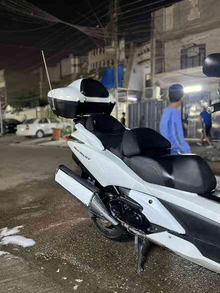 يا الله سلام عليكم متاح سلفر ونك جيتي 400 دراجه ماشيه 30الف وبل مزاد 16 الف ونص دراجه نضيفه حيل ومكفوله كفاله عامه من صبغ ولفتح وتبديل بيه جنطه تابوت اصليه وياه هوائيات اصليات + جي بي اس + قاعده تلفون اصليه + ستيرن رياضي دراجه نضيفه بيه 3 سويجات سكيورتي  وشوفت عينك دراجه مال جناي بياع شراي ماتفيدك سعره 28 وبيه مجال حك جيه مكاني بغداد حي اور 
***********
