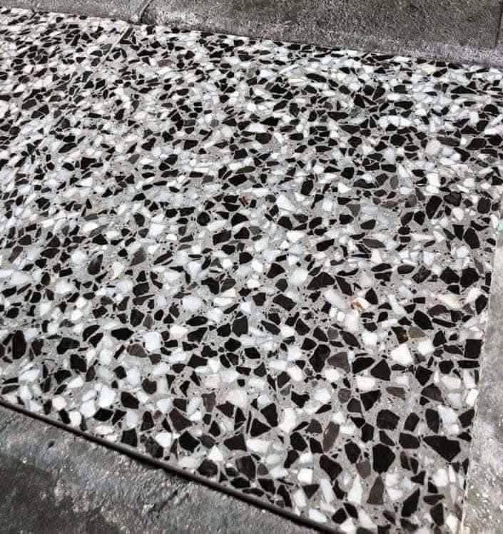 🔹عروضنا الجديده والـمميزة ✨مع معمل #كاشي 40x40الكماليه  
وكيلنا الحصري في📍بغداد لا يوجد لنا فرع اخـر
فقط اختر الكود المناسب لك
📌 *الأسعار:*  
- #كاشي #موزايك عراقي:* 8,000 للمتر – واصل  
- #كاشي #مطعم بمرمر:* 12,500 للمتر – واصل (درجة أولى، معمل وتماتيك)  
- #شتايكر ملون:* 8,000 للمتر  
- #شتايكر سطح:قياس ٨٠* ٨٠سعر مناسب
- #بلوك بناء درجه اولى التفريغ والكلب * – متوفر  
- #بايات درج مرمر جاهزه،# سندانات ' #مسطبات جلوس ' #رصيف شوارع ، *  
- #مقرنص:* أنواع وألوان متعددة  
- #مواد حدائق:#حجر لاين، #سندانات، وغيرها  

🚚 *توصيل متوفر بغداد لكافة المحافظات*  
📞 للاستفسار: ***********(واتساب متوفر)

*يا الله يا الله – رزقنا ورزقكم*
