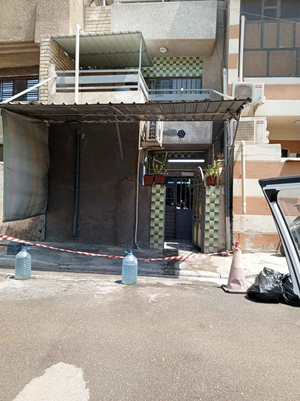 السلام عليكم مشتمل للايجار  المنصور حي دراغ مساحه 60متر  مربع مستقل تماما بكل الخدمات والبناء طابقين ونص للعوائل فقط فقط عائله صغيره يحتوي ع الارضي صاله كبيره ومطبخ وخدمات الطابق الاول غرفتين نوم وبلكونات عدد 2الطابق الثاني بيتونه وسطح يوجد في المشتمل كيز ر مع سبلت 2طن وماطور ماء وثريات ومروحه سقغيه وهيتر حمام وصحن ستالايت للتواصل وات ساب *********** اني صاحب الدار ملاحظه ....الدار يتم اخلائه في 1/2/2026 يوجد تصوير فديو كامل للبيت
