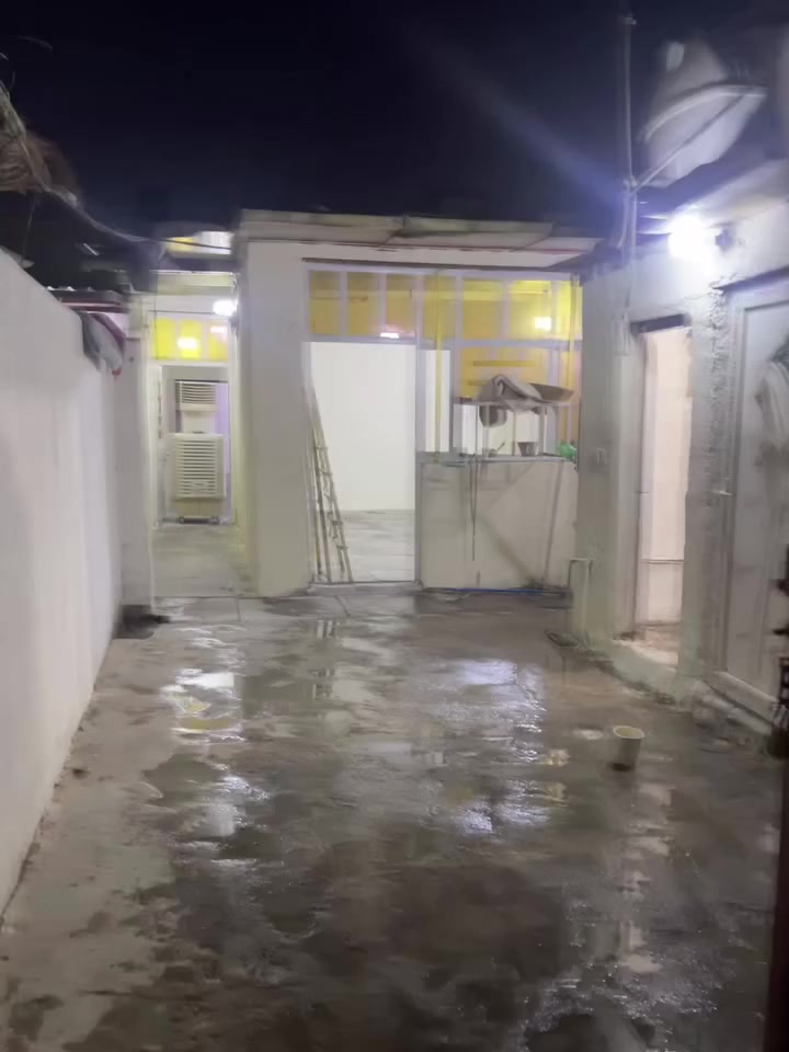 السلام عليكم بيت للبيع
100 متر واجهه 5 متر نزال 20 

غرفه وصاله واستقبال وصحيات وترك 

العنوان حي الزهراء ال100 

اول فرع ع شارع العام موضح الموقع  بالصور  

***********

***********
