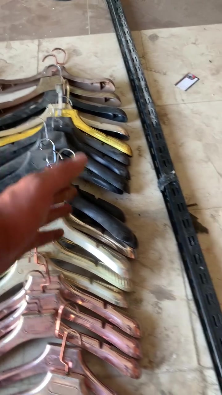 السلام عليكم 
تعاليك ملابس للون ابيض 20 قطعه 
الوان 21 قطعه ابيع شلع وياهن شكم 
ستان تعليك و5 قطع روطه حديد 
مكاني بغداد حي اور 
وتساب ***********
