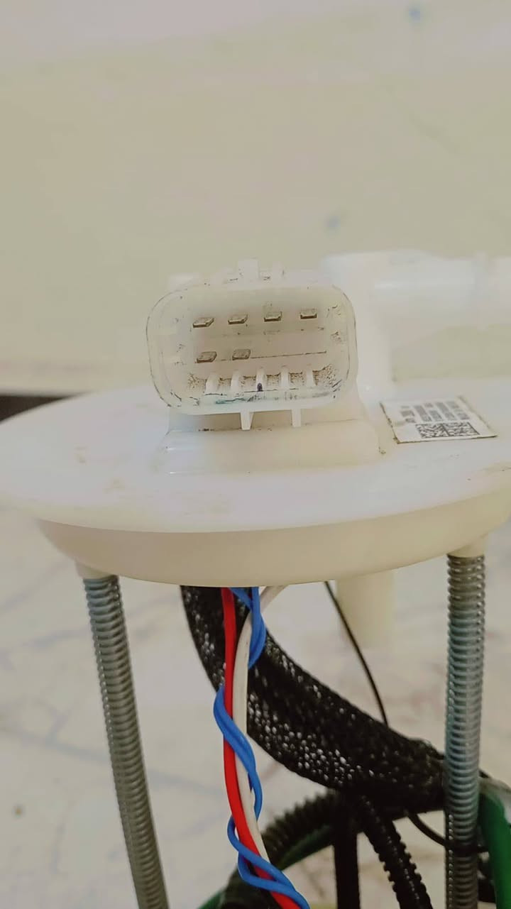 السلام عليكم ورحمة الله وبركاته
عبوة كامله جمسي تيران  ٦ خطوط  تفصيخ اصلي زيره مامشتغله السعر ١٠٠ الف المكان كربلاء الرقم ***********
