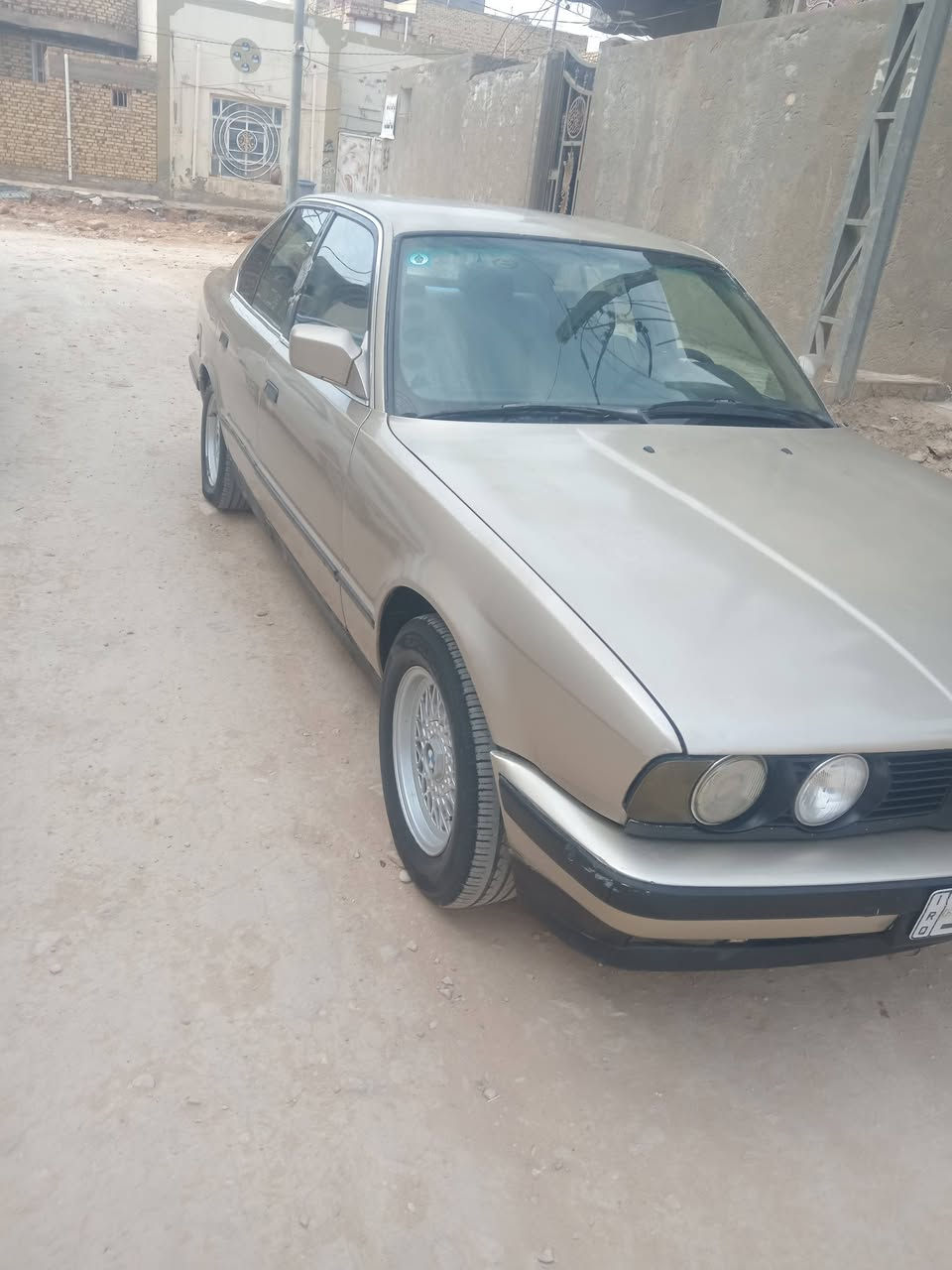 السلام عليكم بي ائم 525مكينه مسكر عدله موديل 1992مكفوله مكينه وكير وحداديه كهربائيات كله شغله السياره شرط المداور مكان السياره ديوانية السعر 55 وبيهه مجال تلفون ***********
