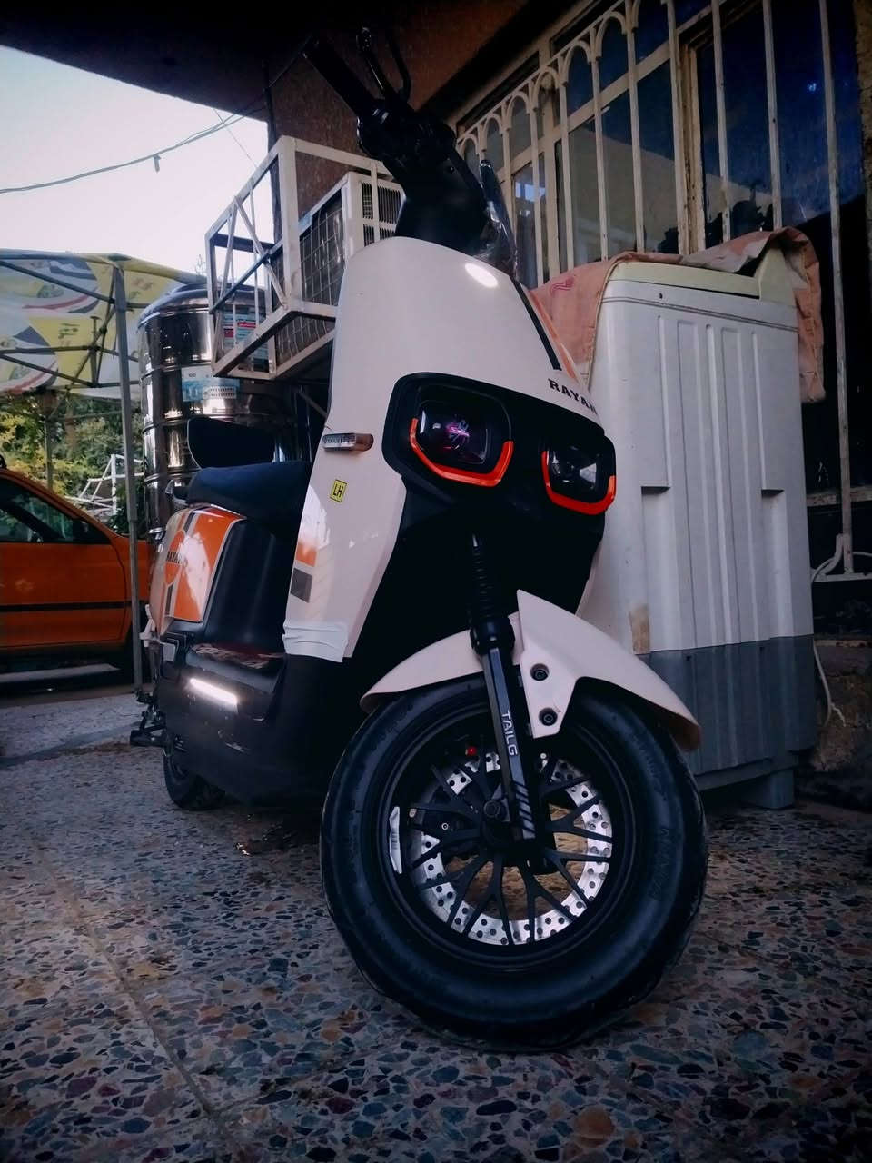 السلام عليكم دراجه شحن للبيع اخت الجديده سعرها قفل650 الف الشراي يتصل ع الرقم ***********
