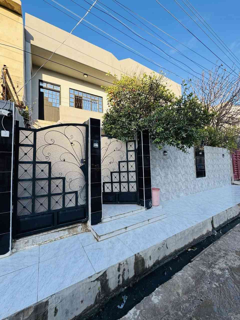 دار للبيع المساحه 200 متر واجه 10 والنزال 20 متر طابق ونص
في حي سومر قريب ع سوق سومر  اتجاه قبله 
يتكون الدار من غرف عدد 4 
وهول عدد 2 
وصحيات عدد 2 
واستقبال ومطبخ وسطح ناصي مغلف بل كامل 
وداريج خارجي يصلح للاستثمار 
دار محدث بل كامل من سيراميك وسقوف جبسن بورد وارضيه جديده وابواب تركي  وشبابيك المنيوم  البيت بدون اي نقص 
الدار ملك صرف سند طابو الزهور سند حديث الشرعي موجود

للاستفسار مراجعه مكتب المهند لتجاره العقارات 
او الاتصال ع الارقام التاليه 
***********مهند 
***********مهند 
***********هاشم
