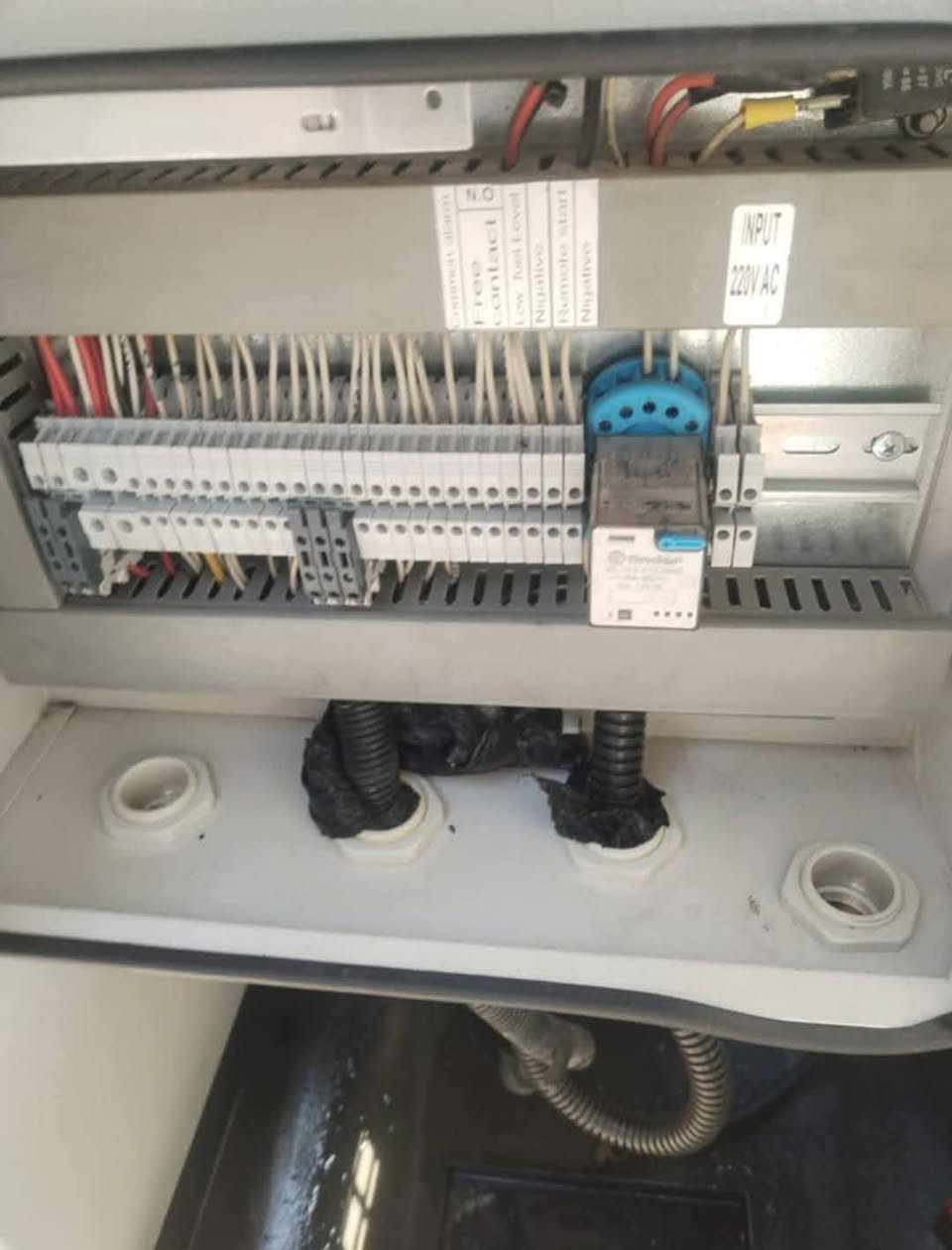 مولده بيركنز الانكليزي بلادي كاتم 33 kv مال بيتي
نظام تشغيل ذاتي ونظام حمايه 
راس التوليد لوري سومو الفرنسي
المولده اخت الجديده مشتغله على كد موسم 
السعر قفل قفل ٦٠ ورقه 
للاتصال 
كربلاء الحر 
***********
