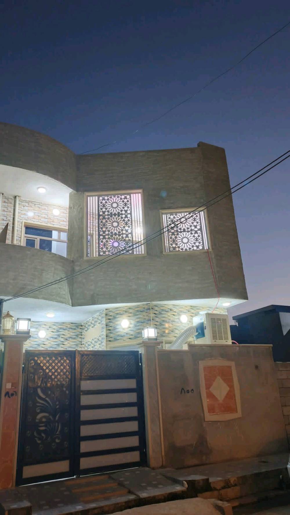 دار للبيع طابقين
‏المساحة 100 متر 
جانب الأيسر 
حي المزارع قرب  مولدة الاوئل قرب على شارع الحولي
‏طابق الأرضي
غرفه وهول استقبال  ومطبخ وكراج سياره
طابق الثاني غرفتين وهول وسويت‏‭ 
سطح ناصي + سطح عالي
كارت بلدية مسجل
ملك صرف زراعي
بناء حديث 
السعر 120 بي مجال