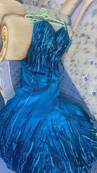 فساتين • للبيع • بسعر مناسب