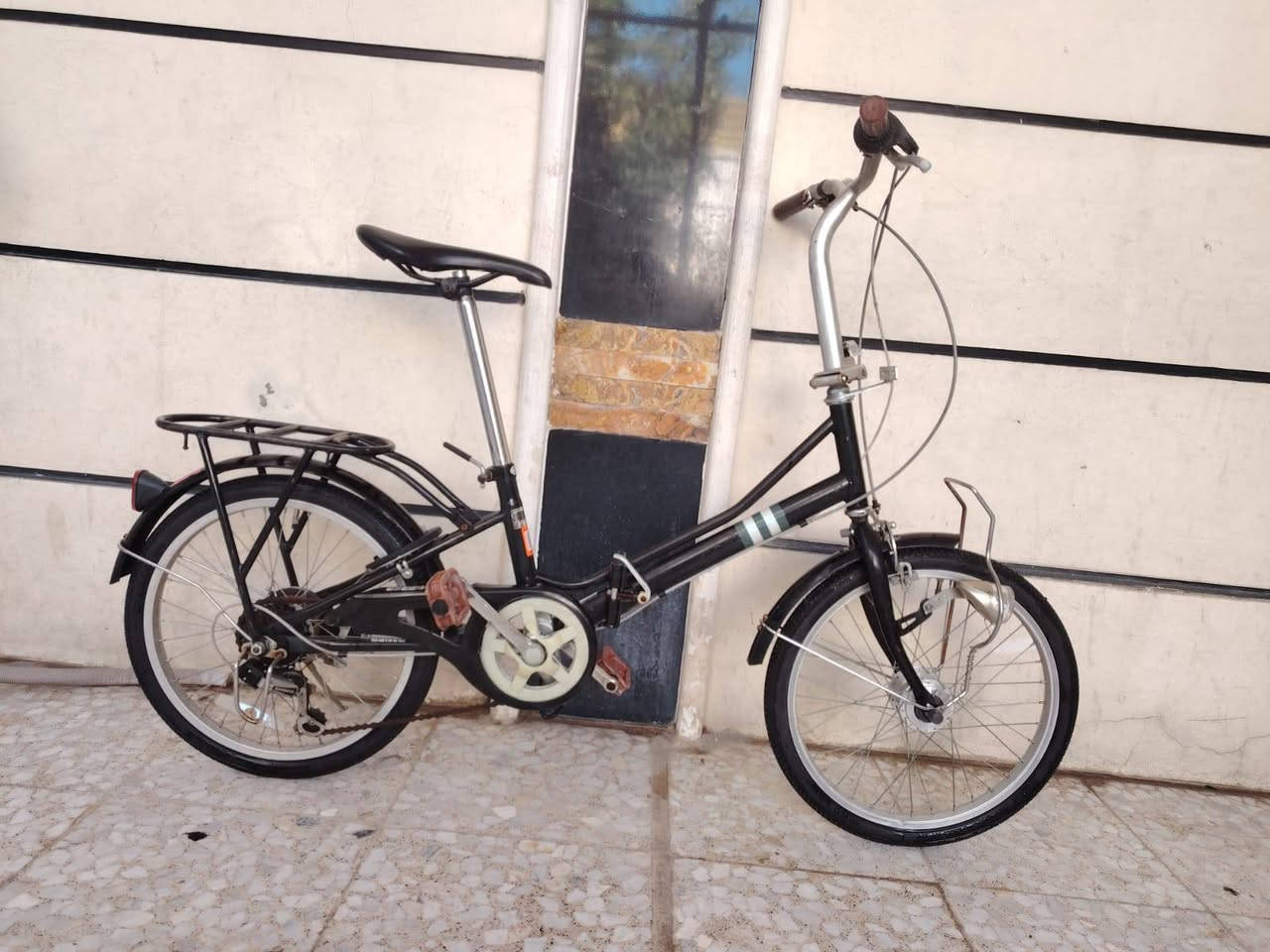 بيسكل موديل تكسي يطبك حجم ٢٠
باله ياباني النضافه فول وضع حاويه 
السعر ( 90 الف) 
غير مستخدم داخل العراق
كير وحساس شغال فول 
لون ميمز اسود مختم
سيبايه خلفي عظم
تايرات بلادي كشن بلادي
قفل خلفي اصلي شغال 
قطعه روعه وضع شركه
كير ٦ نمر شيمانو شغال
العنوان بغداد منطقة الحبيبيه
هاتف ***********
الاستفسار واتساب
