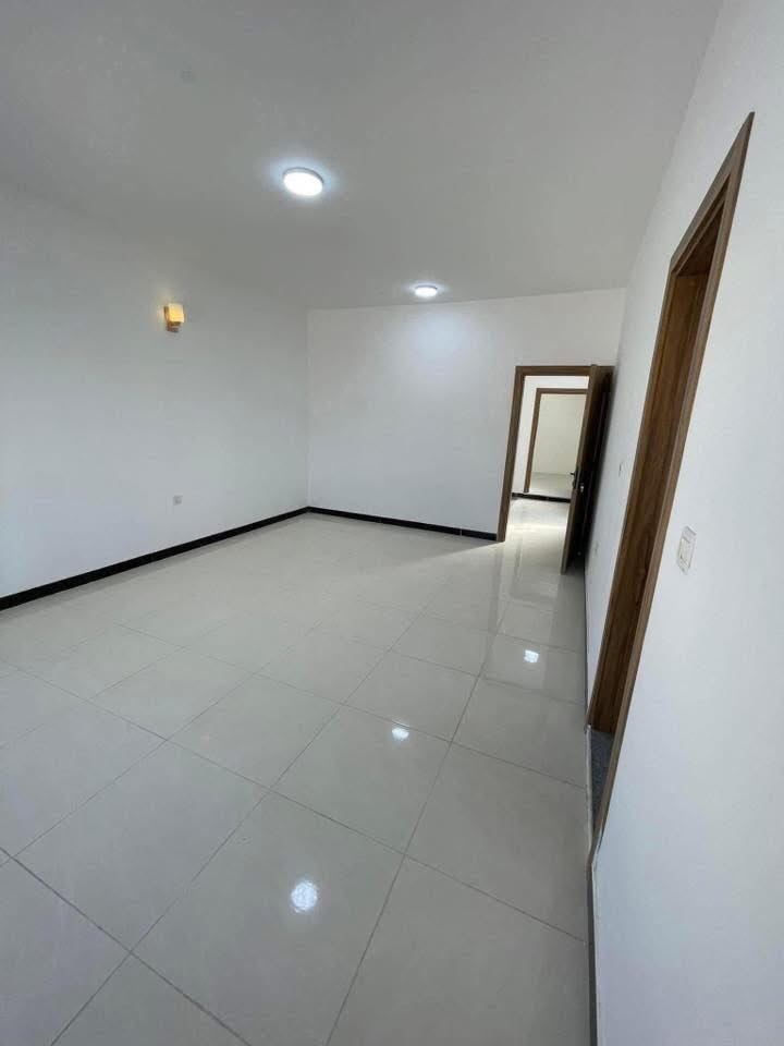 دار في مجمع الاميرات2 للبيع 
🔸 مربع سادس - قريب الاستلام 
🔸 مساحة الدار 250m — طابقين 
🔸 موقع مميز - قرب المدخل اتجاه كربلاء 

الواصل 64 + المتبقي مصرف عقاري 
يبااع بتطلوعة مناسبة 

للتواصل 
*********** - ***********
