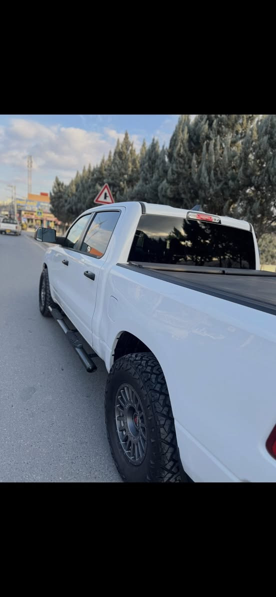 4X4  RAM Tradesmanدوج
مواصفات تراديسمان
باب طويل بدي قصير المرغوب
2024
محرك V6
مجهزة لل OFF ROAD 
ويلات +تايرات اوفرود
كشنات جلد
تحكمات ستيرن
شاشة وسط
حساسات امامي وخلفي
دوسات اوفرود
مظلة بدي من امريكا
سيارة دبل اكسل 4X4
سيارة كير ومحرك جديد
ماشية 65mi
سيارة ربع جاملغ خلفي صبغ +باب خلفي تبديل شركة بدون صبغ بدون دواخل وايرباك 
سيارة بدون رقم تترقم شمالي 
مكان سيارة زاخو
سعر 270ومجال قليل
***********
