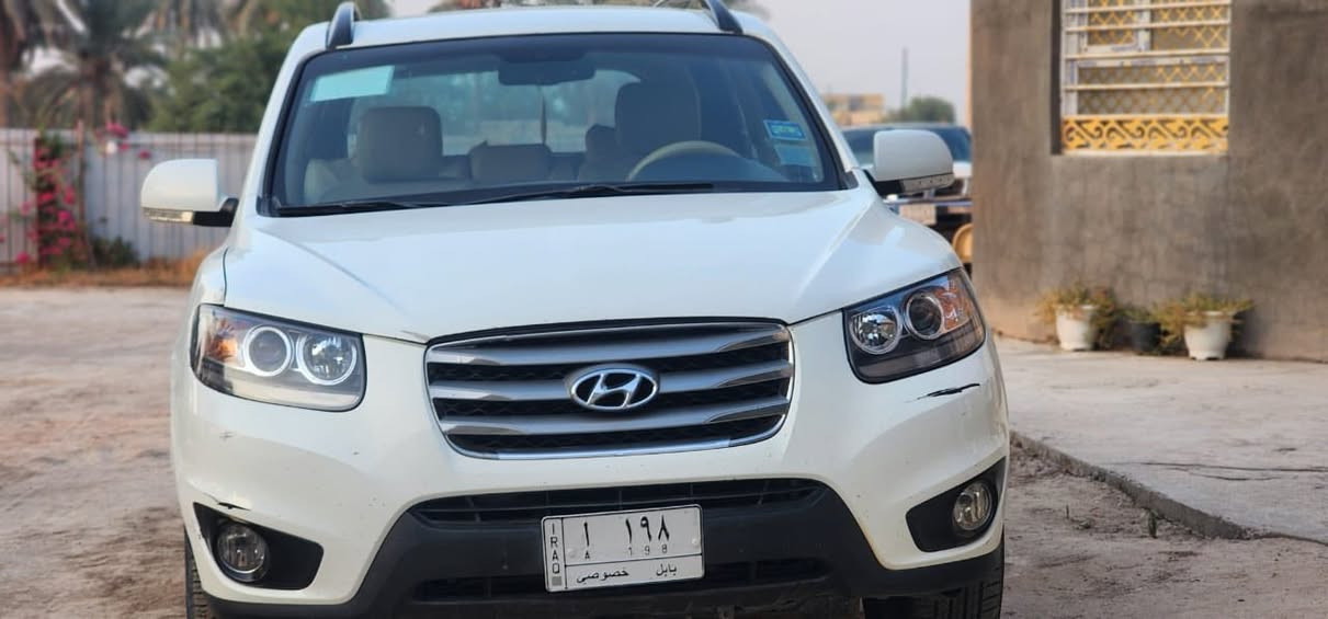 السلام عليكم 
سنتافي 2012 
رقم بابل بأسمي مميز مداور ثاني يوم 
السياره فول مواصفات فتحه بصمه 7 راكب 
محرك 6 سلندر مكينه وكير شركه حداديه نظيفه 
السياره بيها جاملغ مبدل والدعاميه بدون دواخل 

مكان السياره بابل كفل 
السعر 170 وبيها مجال 
الرقم ***********
