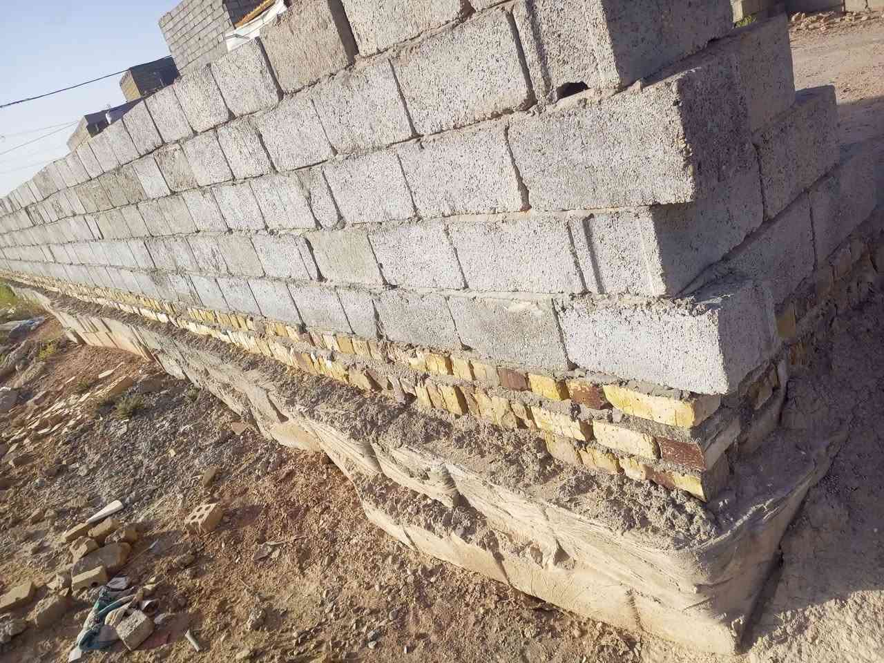 السلام عليكم قطعه على شارع المعمل المساحه 300وبيه بتلو  الرتفاع 40والعرض60 وبيه 1000بلوكه مبنيه تبعد عن شارع 15متر الاستفسار***********
