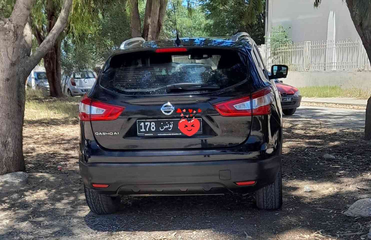 Nissan Qushqai encore neuf et très propre  Importer de l'Almagne
Entretien et Vidange a maison de nissan 
Avec carnet d'entretien + factures
Bien entretenu 
Année  fin 2014
Kilométrage 227000 km 
Puissance 6 cv
carburant: Essence
Couleur du véhicule: Noir 
 Les options:
- Boîte manuelle (6vitesses) 
- Feux de route directionnels / Phares halogènes / feux diurnes LED /feux de route adaptatifs 
- Mode économie STAR & STOP
- Plein Phare Auto 
- Accoudoir central avant et arrière
- Rétroviseur jour/nuit
- Radar de recul avant et arrière
- Ecran Tactile Multimédia + GPS Navigation Active  
- Ordinateur de bord 
- Régulateur / limiteur de vitesse 
- Détecteur de pluie et obscurité
- Détecteur d'obstacle Av / Ar - Capteur Franchissement ligne blanche 
- Bluetooth et port USB 
- Rétroviseurs extérieurs électriques rabattables
- Feux Xénon / LED 
- Climatronic  
- Volant multifonction 
- Start / Stop
- Phares xénon D'origine Full LED et directionnel 
-  Deux (2) clés 
- Toit Panoramique 
- Jantes  Allu 19"
- Sièges chauffants
- Sieges arrières rabattables
- Pare Brise Chauffant
- Système de controle de pression des pneus
- Systeme de stationnement intelligent
- Système de détection de fatigue intelligent
- Surveillance des angles morts
- 4 pneus neuf
- Pack Carrosserie Chrome
- Bluetooth
- Siège électriques
- Répartiteur électronique de freinage
- ESP/ABS/EBD/NBAS
- Freinage d'urgence intelligent avec detection de piétons 
- Système d'alerte anticollisionsarrière intelligent avec détection des objets en mouvement
- Radar de stationnement avant et arrière
- Système d'ouverture et de démarrage sans clé avec bouton start/stop 
- Systeme audio premium Bose 8 hauts parleurs dont 2 caissons de basse et amplificateur digital
- Systeme audio radio CD/MP3 connection USB et bluetooth / Radio digitale réception
- Nissan Connect : système de navigation multimédia avec écran tactile couleur 7"
- Airbags Fronteaux / Airbags Latereaux
- et Autres options
Pour plus d'info contactez 99062320 سوسة, تونس


**إذا كنت صاحب هذا الإعلان وتريد حذفه لأي سبب، رجاءا أرسل رسالة إلى الدعم الفني**
