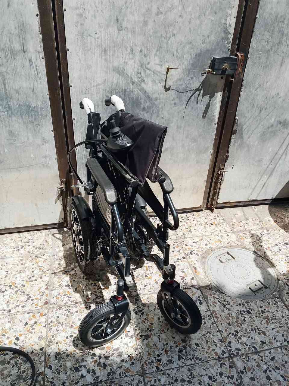 سلام عليكم هاذة كرسي كهربائية جديد والله حتة البطارية ما مشدوة مكاني بغداد حي جهاد هاذ رقم تليفوني سعر خاص ***********
