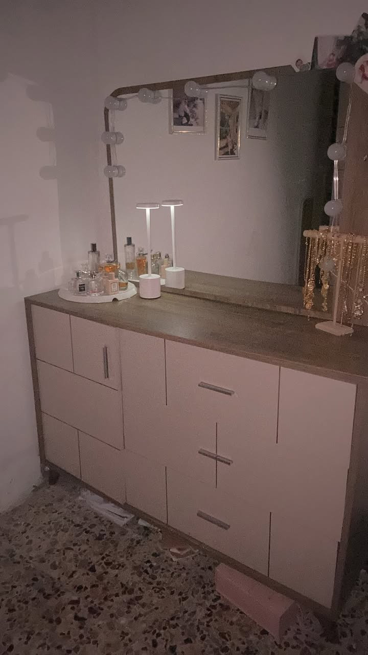 سعر٣٠٠ وبي مجال في بغداد السيديه بيها اضرار موجوده بالصور بالكنتور وبالكومدي وجربايه مصغرتها جانت جبيره بس مبيها ضرر والكنتور جبير والميز جبير ايضاً


**إذا كنت صاحب هذا الإعلان وتريد حذفه لأي سبب، رجاءا أرسل رسالة إلى الدعم الفني**