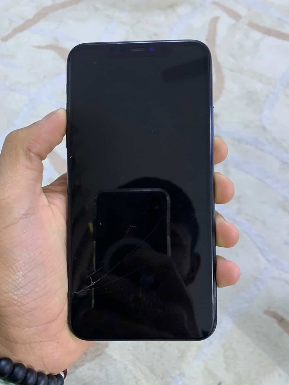 ايفون 11 برو ماكس
بطارية 91 %
ذاكرة 256 
مبدل شاشة وبيها ضربة خفيفة موضحة
السعر 275 الف وبي مجال قليل
رقمي للتواصل ***********
