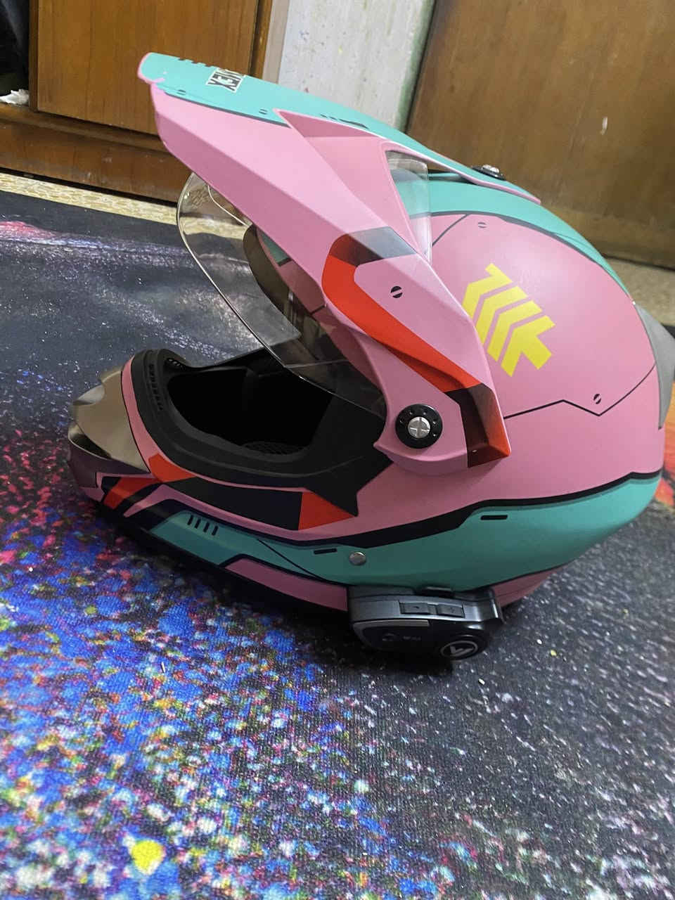 السلام عليكم خوذه جديدية زلغ مابيهة  مع منضومه سماعات شحن يطول أسبوع مايك خارجي  ب 80 مكاني بغداد مدينه الصدر  الشراي يتصل و يدلل ***********
