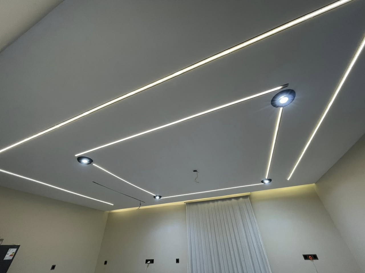 أحد أعمالنا  الكهربائيه.                  مرحله التقفيل.  ًًًً.     .   مستعدون لتأسيس.  منازل محلات شقق مباني    ‭0782 761 1473‬.  مراسله الحساب.    فيس.   وتساب

 
٠جميع أعمال الكهربائيه
 كهرباء المنازل والشقق والمحلات

١-توزيع نقاط الاناره 
٢-توزيع البرايز
٣-توزيع المكيفات
٤-توزيع نقاط الستلايت 
٥-توزيع نقاط السخانات
٦-توزيع الكاميرات
بيانو درج
