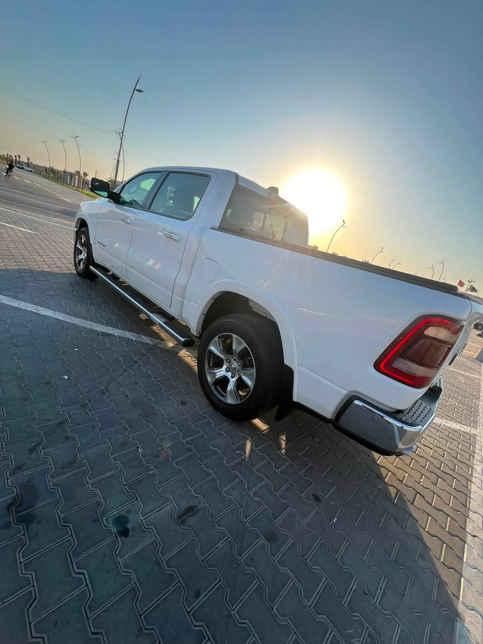 رام لارامي. 
الشكل الجديد. 
‏HEMI. 5.7L. 
قمارتين. 
دبل كير4x4. 
وكالة ليث العبيدي.
موديل 2019. 
فل كامل المواصفات. 
بصمه تشغيل وأبواب. 
 داخليه جلد xشمواه. 
شاشه. 
كاميرا. 
نفقيشن. 
تشغيل عن بعد. 
ممري سيت. 
مثبت سرعه. 
تحكم سكان. 
‏AUX. USB. 
بلوتوث. 
حساسات أمامي وخلفي. 
النقطه العمياء. 
توفير الطاقه A. 
كراسي كهرباء. 
تدفئه وتبريد.  
تدفئة سكان. 
تكييف خلفي. 
لايتات LED بالكامل. 
زنون كامل. 
كشافات. 
غطاء بدي بلادي.
إضاءه جانبيه عالمرايا. 
ويل كب كروم R20. 
ديكورات خشب.
عداد 160 كيلو. 
بيها بارد بالباب عكس السايق والخلفي شي كلش بسيط
عنوان السيآره بصره ما متواجد ع الفيس تصل وتدلل
رقم ***********
سعر سياره 285 بيها مجال جدا قليل.
